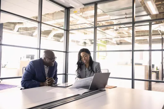 Mujer y hombre revisando los límites actuales de contribución para la jubilación.