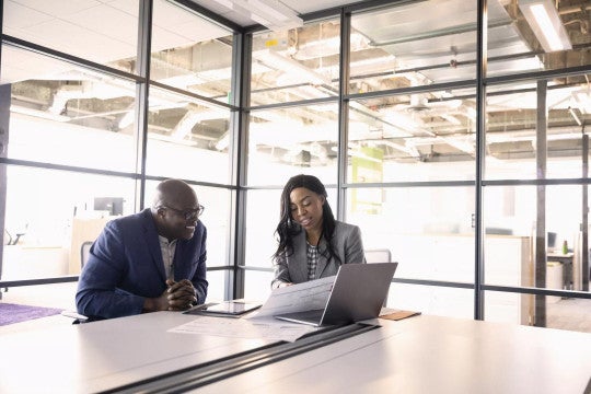 Mujer y hombre revisando los límites actuales de contribución para la jubilación.