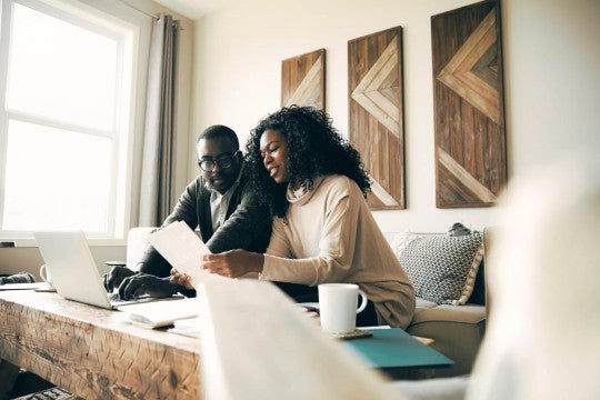 Una pareja revisando su estrategia de inversión