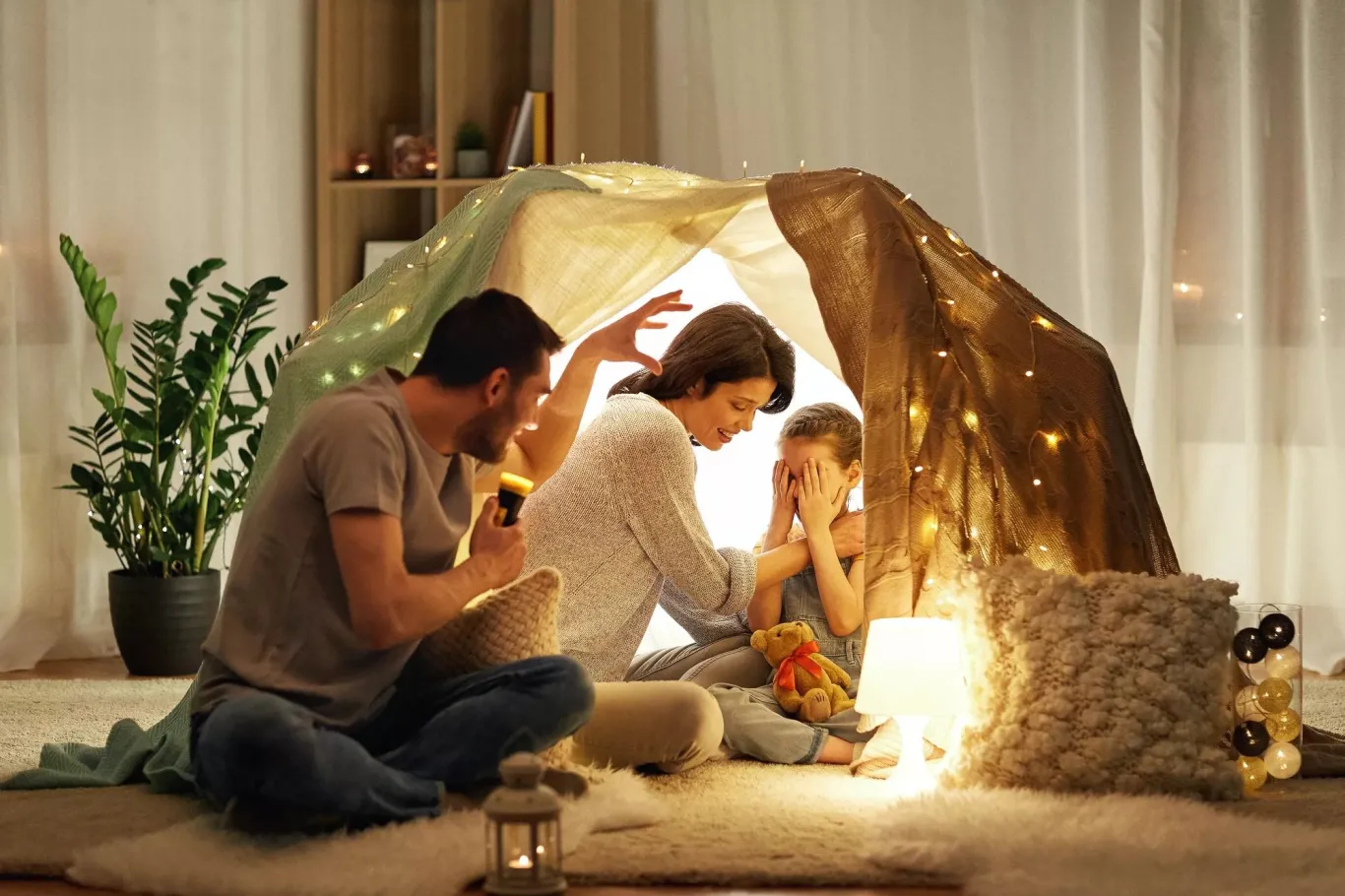 Una familia acampando en una tienda en su sala de estar. Una familia acampando en una tienda en su sala de estar.