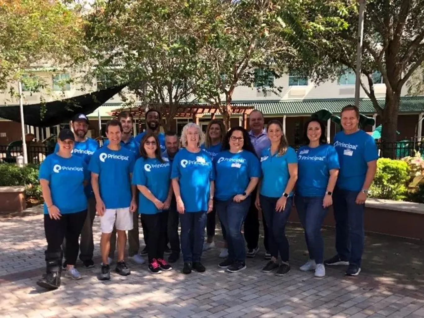 Financial professionals and Principal® staff from the Tampa office volunteering at Metropolitan Ministries.