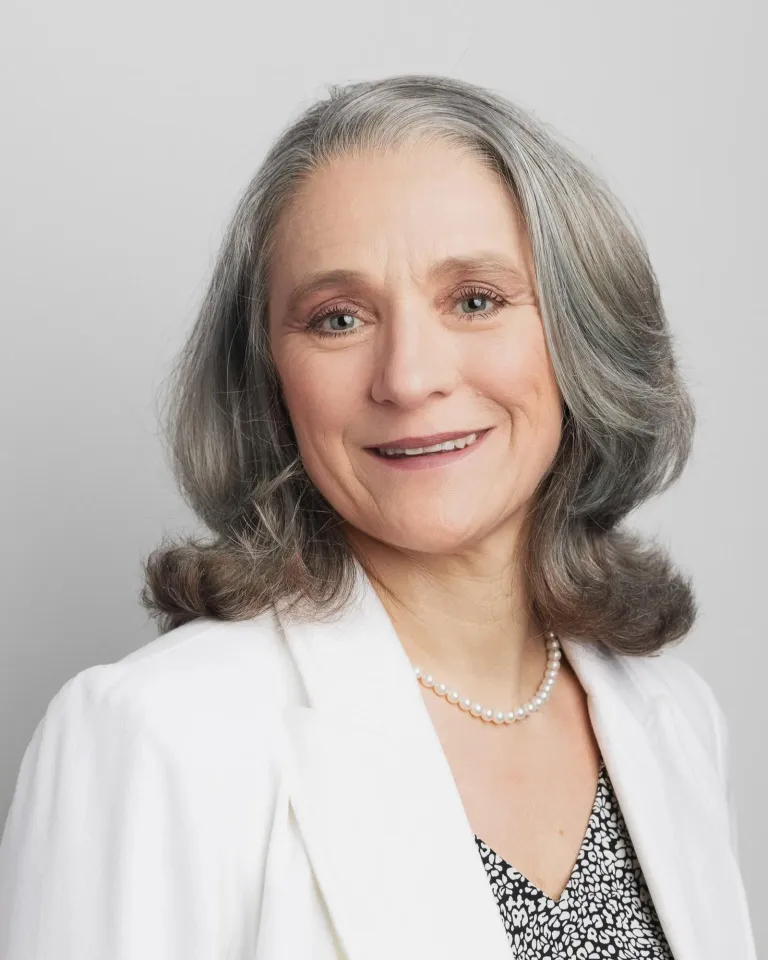 Sarah Lindsay headshot