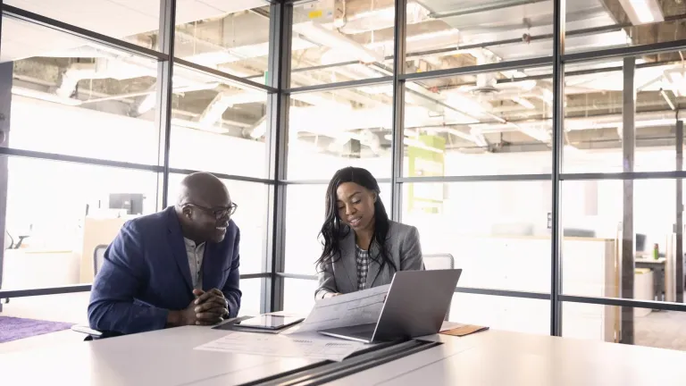Mujer y hombre revisando los límites actuales de contribución para la jubilación.