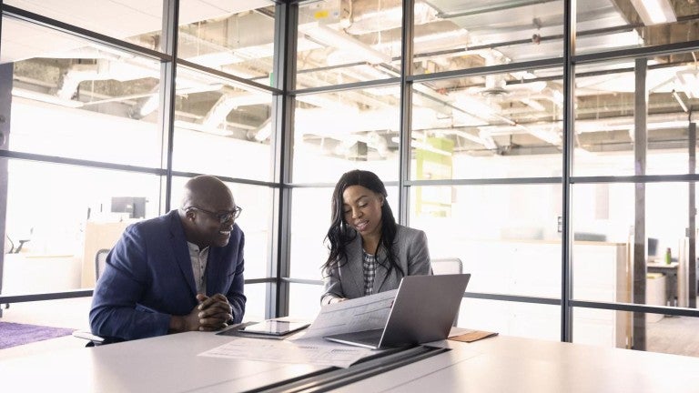 Mujer y hombre revisando los límites actuales de contribución para la jubilación.
