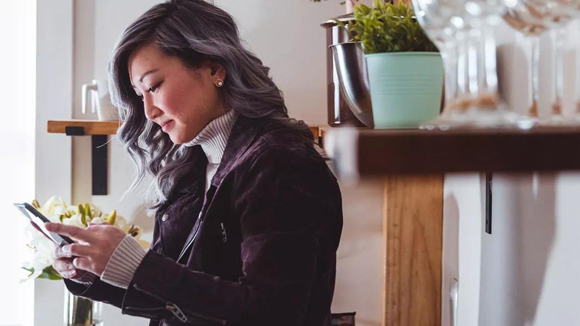 Photo of a woman taking an online quiz to find out what kind of investor she is.