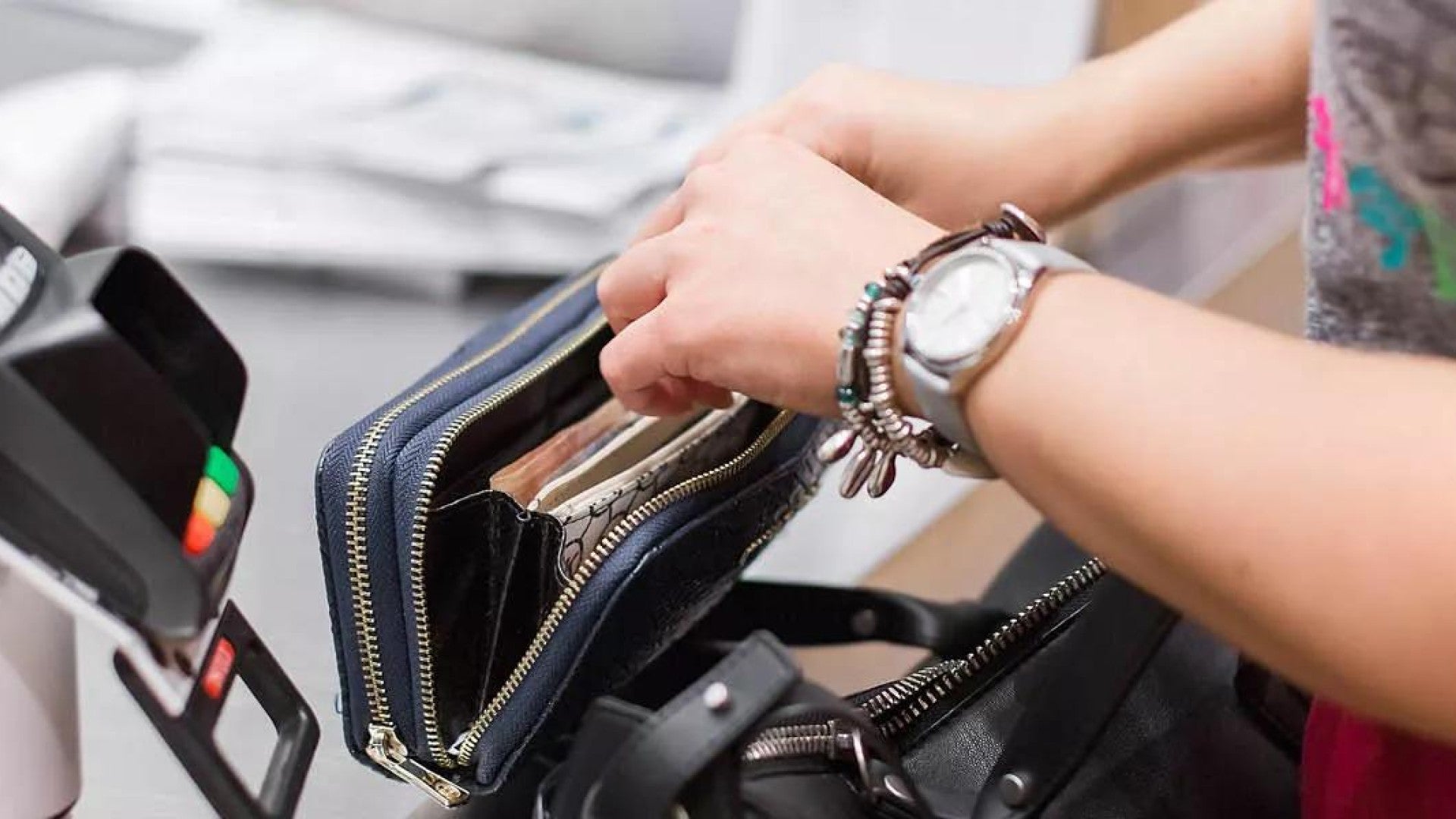 Mujeres abriendo su billetera