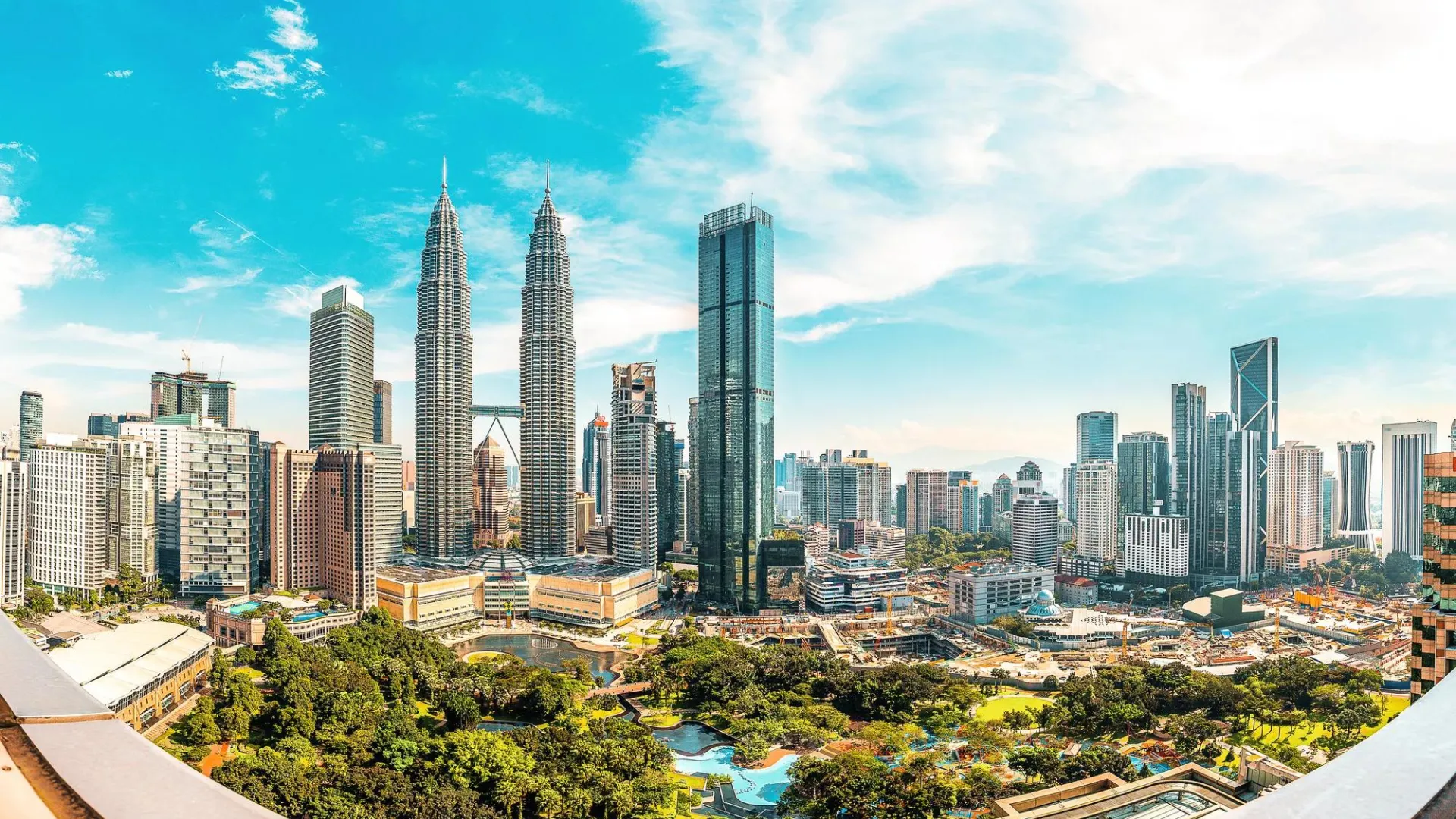 A skyline during the day with buildings and a park