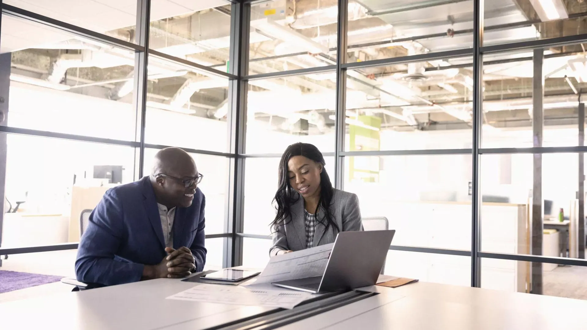 Mujer y hombre revisando los límites actuales de contribución para la jubilación.