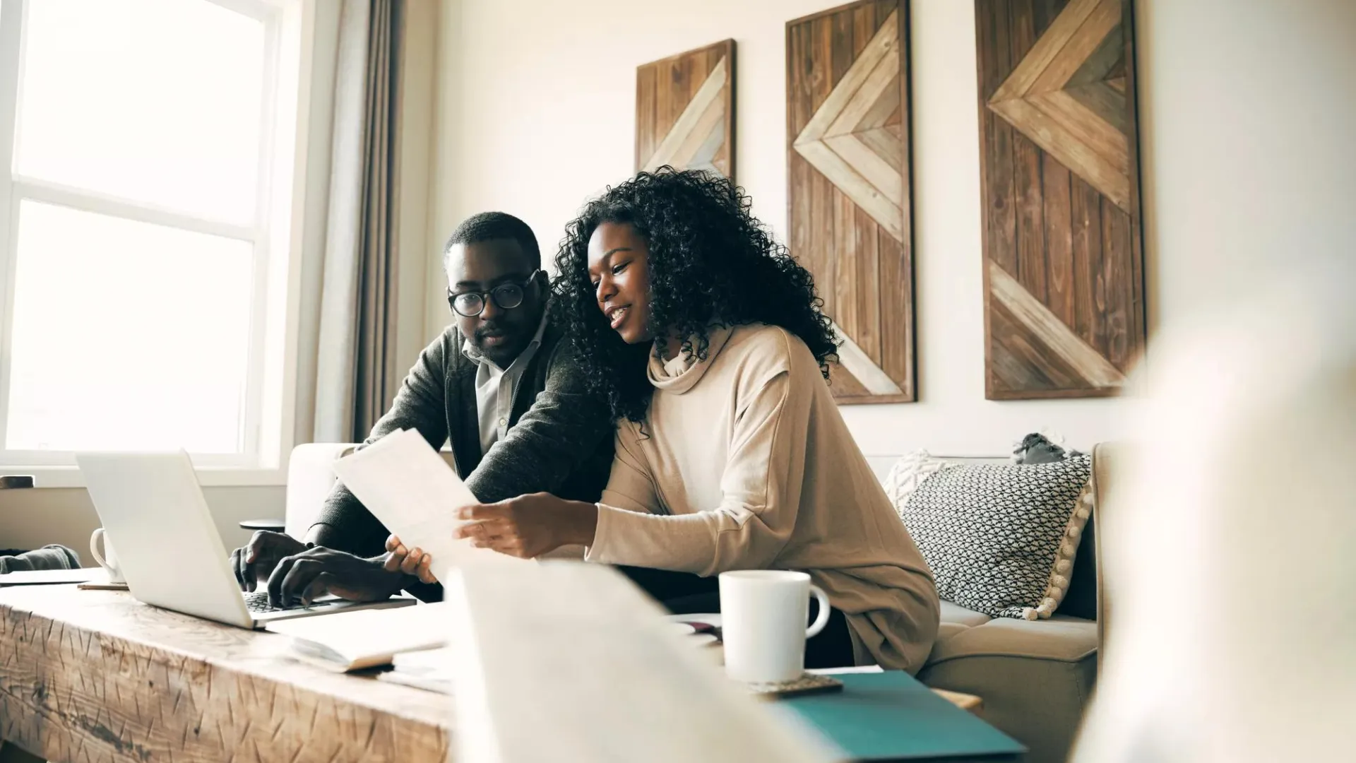 Una pareja revisando su estrategia de inversión
