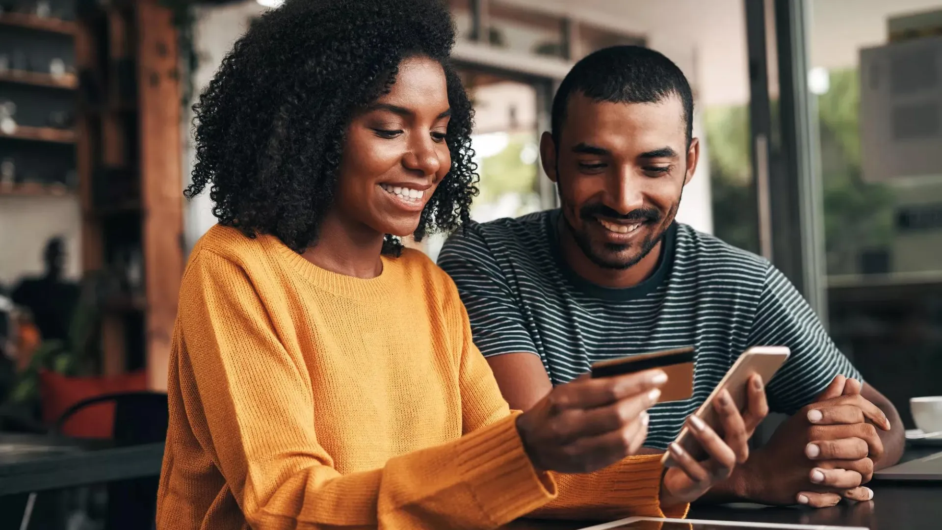 Joven pareja evaluando el impacto de los cambios en la tasa de interés.