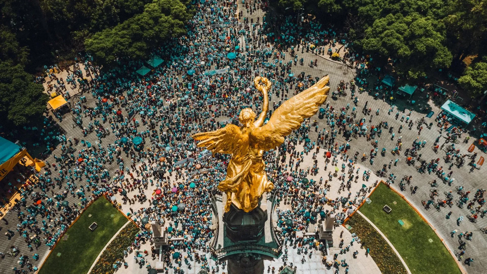 High angle view of crowd gathering around El Ángel in Mexico City.