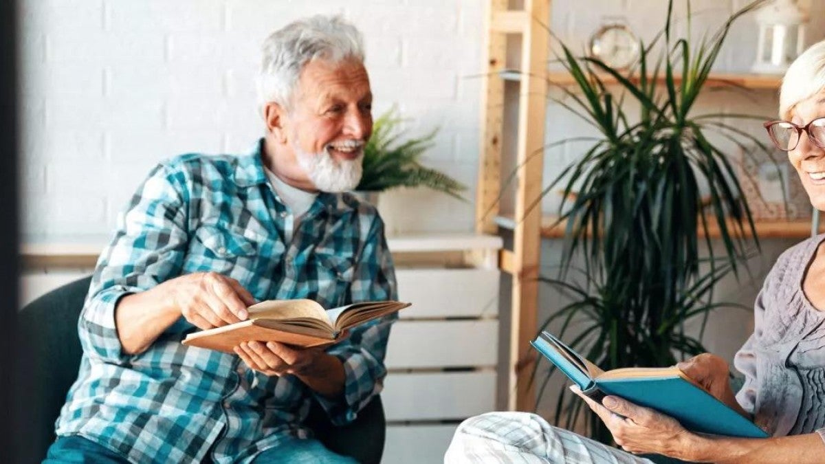 A retired couple discussing their retirement fund withdrawal strategies.