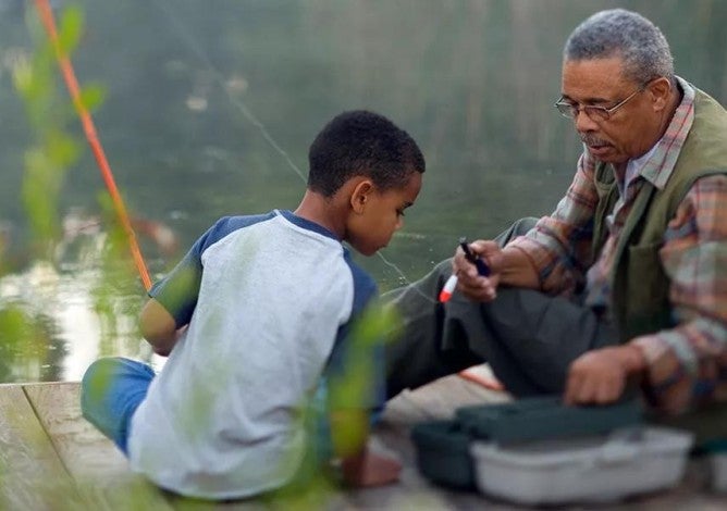 Un hombre y un niño pescando en un muelle