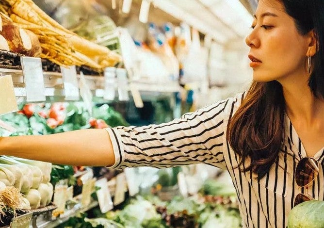 Picture of a woman shopping for groceries during a recession.