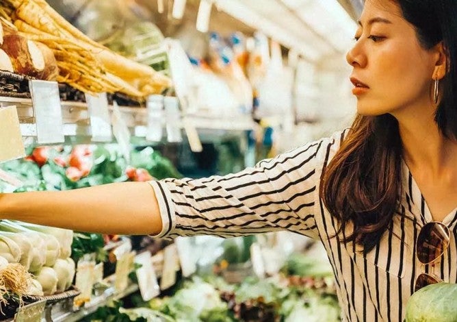 Picture of a woman shopping for groceries during a recession.