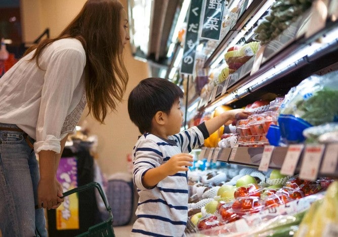 A mother and her child shop for groceries.