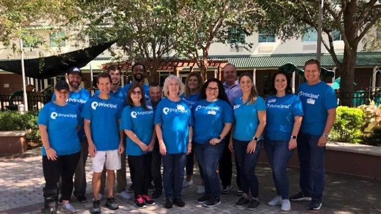 Financial professionals and Principal® staff from the Tampa office volunteering at Metropolitan Ministries.