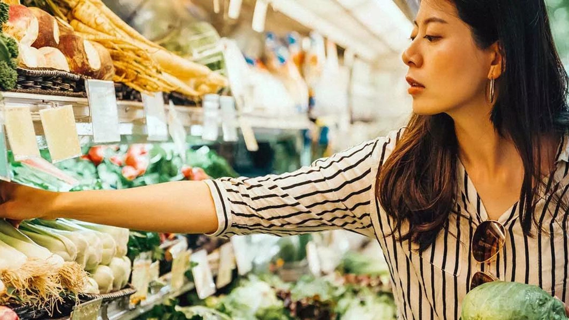 Picture of a woman shopping for groceries during a recession.