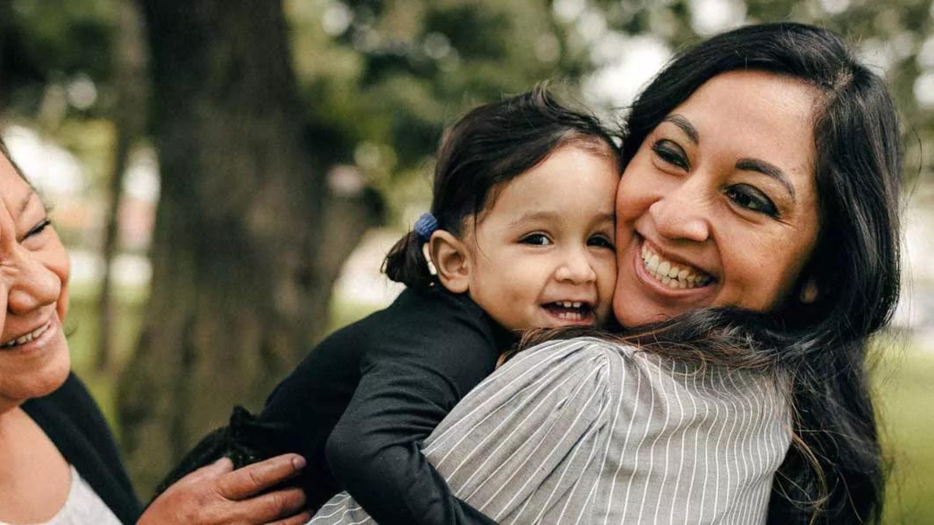 Picture of a mother, child, and grandmother worry-free because they have a will.